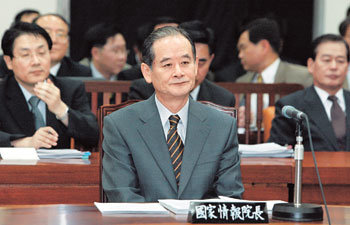 고영구 국가정보원장이 28일 국회 정보위원회에 출석해 의원들의 질의를 듣고 있다. -김경제기자