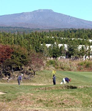 29일 한라산이 올려다 보이는 제주 나인브릿지골프장에서 열린 CJ나인브릿지클래식 최종 연습라운드에서 출전선수들이 그린 공략과 퍼팅연습에 열중하고 있다. 제주=연합
