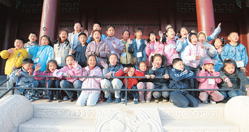 전교생 31명이 서울 나들이에 나선 명파초등학교 학생들이 28일 경복궁을 찾았다. 근정문 앞에 모여 환하게 웃으며 단체사진을 찍는 모습이 해맑아 보인다. -박주일기자
