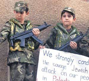 레바논 내전은 끝났지만 시위는 그치지 않고 있다. 베이루트에서 팔레스타인 지지 시위에 참가한 레바논 어린이들이 장난감 소총과 군복 차림을 하고 이스라엘을 비난하는 내용이 적힌 피켓을 들고 있다.동아일보 자료사진