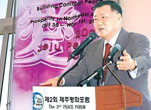 정몽구 현대·기아자동차 회장은 1일 제주도 국제컨벤션센터에서 열린 ‘제2회 제주평화포럼’에서 세계적인 기업인, 경제학자, 경제계 지도자 및 정부 인사들이 참석하는 ‘동북아시아 경제 와이즈맨 원탁회의’ 를 제안했다. 사진제공 현대자동차