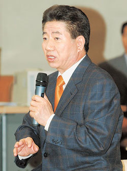 노무현 대통령은 2일 청와대 춘추관을 방문해 기자간담회를 가졌다. 이날 노 대통령은 검찰 수사를 통해 지난해 대선과 관련된 정치자금의 전모를 밝힐 것을 주장했다. -박경모기자