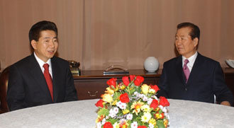 노무현 대통령(왼쪽)이 3일 서울 마포구 동교동 옛 아태평화재단에서 열린 ‘김대중도서관’ 개관식에 참석해 김대중 전 대통령과 환담을 나눴다. 두 사람의 만남은 4월 22일 노 대통령의 청와대 만찬 초청에 이어 6개월 만에 이루어졌다. -박경모기자