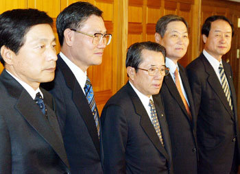 3일 오전 서울 중구 소공동 롯데호텔에서 경제 5단체 부회장들이 부회장단 긴급 회의를 갖고 “총파업에 강력히 대응하겠다”고 밝혔다. 왼쪽부터 장지종 중소기업협동조합 중앙회 부회장, 이규황 전국경제인연합회 전무, 조남홍 한국경영자총협회 부회장, 이석영 한국무역협회 부회장, 하명근 대한상공회의소 부회장. -전영한기자