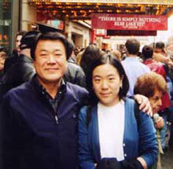 현진어패럴의 이상철 대표와 딸 진아씨. 진아씨가 교통사고로 세상을 떠나기 두 달 전인 올 4월 미국 보스턴에서 함께 찍은 사진이다. -사진제공 서대문구청