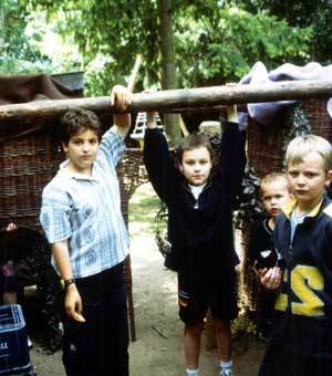 독일의 유치원은 대부분 하나의 ‘소자연’이다. 지멘스알레 유치원생들이 정원에 갈대를 이용해 성을 만들어 놓았다.동아일보 자료사진