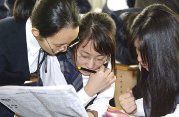 전날 대학수학능력시험을 마친 서울 배화여고 고3 학생들이 6일 오전 교실에 모여 심각한 표정으로 답을 맞춰보고 있다. -안철민기자
