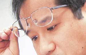 웨이브프런트 눈속삽입콘택트렌즈 등 한층 다양한 근시교정술이 도입돼 시력이 나쁜 사람들을 유혹하고 있다. 부작용이 있는 만큼 여건에 맞는 근시교정술을 선택하는 것이 중요하다.동아일보 자료사진