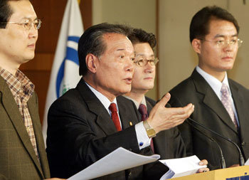 민주당 최명헌 불법대선자금 특위위원장(왼쪽에서 두 번째)이 9일 서울 여의도 당사에서 기자회견을 갖고 지난 대선 당시 노무현 캠프의 비자금에 관한 의혹을 제기했다. -서영수기자