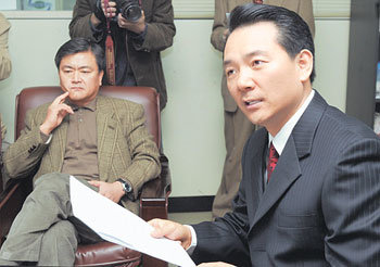 9일 서울 여의도 민주당사에서 장성민 전 의원(오른쪽)이 기자간담회를 갖고 인적 쇄신을 통한 당 개혁을 촉구했다. -서영수기자