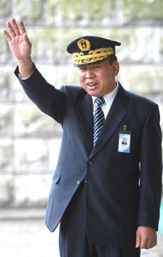 7일 서울 종로구 세종로 정부중앙청사 현관 앞에서 방문 차량을 안내하고 있는 강여형 방호실장. 그는 1973년 구 중앙청사 방호업무에 들어선 이후 오늘까지 ‘한길’을 걷고 있다. -김동주기자