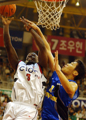 토종 골리앗 블로킹자신보다 8Cm 작은 LG 라이언 페리맨의 골밑슛을 블로킹으로 막아내려 하고 있는 삼성 서장훈(2m7 오른쪽). 서장훈은 용병과 1대 1 대결이 되는 몇 안되는 국내 선수 가운데 하나다. 창원=연합