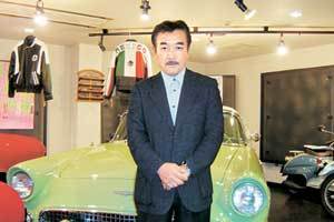 자신의 슈퍼카 앞에서 포즈를 취한 준지 가와노.준지씨는 '비가 오면 빗방울을 묻히기 싫어서 슈퍼카를 타지 않는다'고 말할 정도로 차를 애지중지한다.공종식기자 kong@donga.com