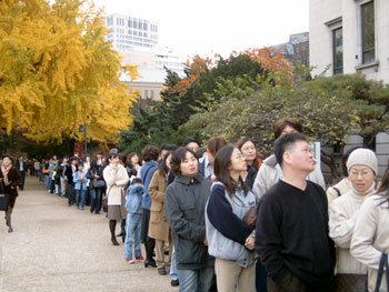 서울 덕수궁미술관에서 열린 ‘렘브란트와 17세기 네덜란드 회화’전에는 폐막일인 9일에도 개막 첫날(8월 14일)에 육박하는 4000여명이 몰려 장사진을 이뤘다. 이번 전시 기간에 유료 관람객 17만여명 등 20만명 이상이 다녀갔다. -허문명기자