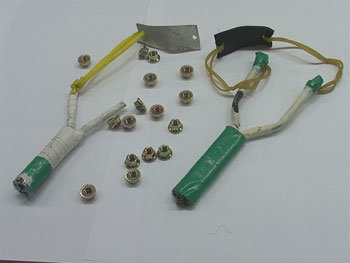 경찰이 9일 민주노총 시위현장에서 수거한 새총과 너트. 사진제공 경찰청