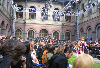 세계적인 기성복 박람회의 하나인 프레타포르테 패션쇼. 프레타포르테페미닌협회가 주관하는 이 행사는 프랑스 파리와 미국 뉴욕 등에서 매년 두 차례씩 열린다. 사진제공 성남시