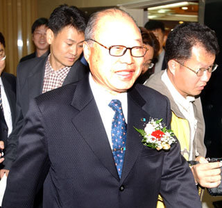 최도술 전 대통령총무비서관에게 거액의 돈을 준 혐의를 받고 있는 김성철 부산상공회의소 회장이 10일 부산상의 부회장 이취임식에 참석한 뒤 취재진의 질문 공세를 피해 서둘러 식장을 빠져나가고 있다. 부산=연합