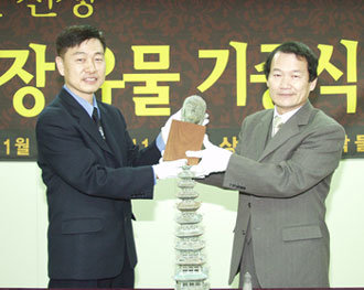 김대환 대한벤더 부사장(왼쪽)이 11일 상명대 서명덕 총장에게 유물을 전달하고 있다. -사진제공 상명대