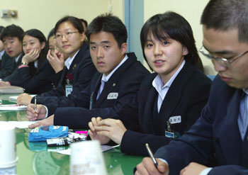 11일 중고교생과 대학생 등 교육 소비자가 참여한 사교육비 경감을 위한 간담회에서는 교육정책을 질타하는 목소리가 쏟아졌다. -강병기기자