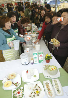 ‘농업·농촌 지원 계획안’이 11일 발표됐다. 이날 경기 수원시 권선구 서둔동 농촌진흥청 운동장에서 열린 우리농산물 한마당 행사에서 관람객들이 우유빈대떡 등 우유로 만든 다양한 요리를 맛보고 있다. -박영대기자