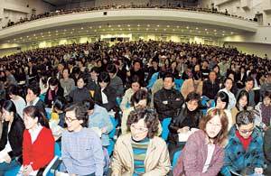 수험생들은 대학별 입시 전형 방법을 파악해 지원 기회를 최대한 활용하는 것이 좋다. 9일 이화여대에서 열린 입시설명회에 참가한 수험생과 학부모들이 진지한 표정으로 설명을 듣고 있다. 원대연기자 yeon72@donga.com