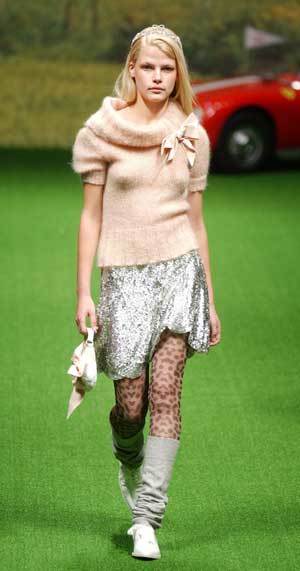 2003년 추동 밀라노 여성복 컬렉션에서 이탈리아 디자이너 안나 몰리나리가 선보인 '블루걸'의 의상. 상의가 다소 '공주풍'이긴 하지만 스커트나 패션소품,장식물이 일본 소비자들의 인기를 끌 만한 스타일이다.