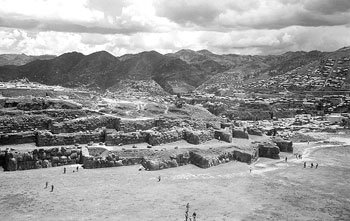 쿠스코와 잉카는 떼려야 뗄 수 없는 관계다. 매년 잉카 제국을 기념해 열리는 태양 축제 ‘인티라이’의 주요 무대인 쿠스코 근교의 잉카 유적지 사크사이와만. 인티라이는 남미의 3대 축제로 꼽힌다. -사진제공 페루 문화청
