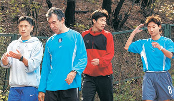 다시 모인 축구 전사‘체력이 곧 승리.’ 이제 해외파는 고국에 들어와도 한눈을 팔 수 없게 됐다. 움베르토 쿠엘류 감독의 특별지시로 남산에서 체력훈련을 한 뒤 피지컬 트레이너인 조세 아우구스투 코치 (왼쪽에서 두번째)와 함께 산책로를 내려오고 있는 이영표 박지성 이천수(왼쪽부터). 송종국은 이날 개인 사정으로 불참했지만 이들 ‘유럽파 4인방’의 체력훈련은 15일까지 계속된다. 연합