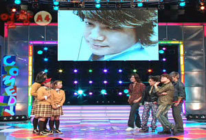 지난달 25일 방송된 MBC ‘코미디 하우스’ 중 ‘얼짱 A4’ 첫 회. 개그맨 등 출연자들이 ‘캠발(디지털카메라발) 잘 받는 비법’을 단계별로 설명하고 있다. 개그맨 김현철의 얼굴을 디지털카메라로 찍은 무대 뒤 화면을 예로 들면서 ‘비스듬히 옆모습을 찍을 것’ ‘허공을 약간 응시할 것’ 등의 방법이 소개되고 있다. MBC TV 화면 촬영