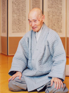 ‘눕지 않고 수행하는’ 장좌불와를 40여년간 지켜온 청화 스님이 전남 곡성군 성륜사에서 좌선 자세를 취하고 있다. -사진제공 현대불교신문