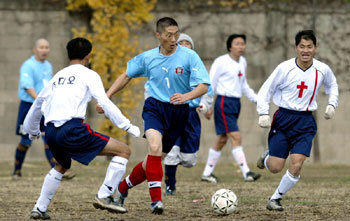 ‘전국 종교인 한마음 축구대회’에서 한 스님이 목사 수비수들을 뚫고 드리블하고 있다. 이들은 서로 몸을 부딪치며 종교간 화합을 다졌다. -인천=김미옥기자