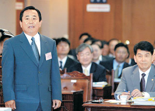 민주당측에 대선자금을 빌려줬다고 밝힌 강금원 부산 창신섬유 회장. 사진은 강 회장이 9월 29일 국회 정무위원회 국정감사에 출석해 답변하는 모습. -동아일보 자료사진