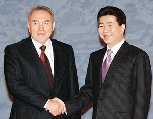 노무현 대통령(오른쪽)과 누르술탄 나자르바예프 카자흐스탄 대통령은 13일 청와대에서 정상회담을 갖고 양국 관계를 새로운 우호협력관계로 발전시켜 나가기로 합의했다. -박경모기자