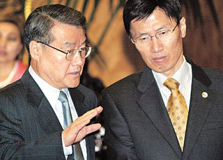 이라크 파병 문제를 둘러싼 정부 내의 이견이 불거지고 있는 가운데 윤영관 외교통상부장관(오른쪽)과 나종일 대통령국가안보보좌관이 13일 청와대에서 열린 한-카자흐스탄 정상회담에 앞서 파병 문제를 숙의하고 있다.  -박경모기자