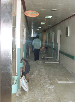 병원 5층에 입원한 환자들이 바닥재를 새로 깔고 있는 복도를 걸어다니고 있다. -부천=황금천기자