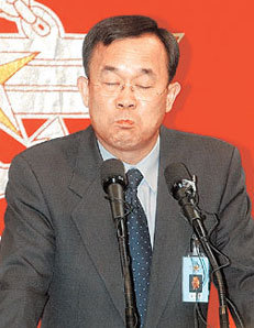 국방부 남대연 대변인이 14일 오전 국방부에서 열린 한미연례안보협의회에 대해 브리핑을 하던 중 이라크 파병과 관련해 파병시기 및 규모, 파병지역 등에 대한 질문이 잇따르자 난처한 표정을 짓고 있다. -연합