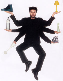 필립 스탁이 컴퓨터 그래픽을 이용해 인도의 신 ‘시바’를 흉내내며 디자인 작품을 소개하고 있다. 사진제공 동아TV