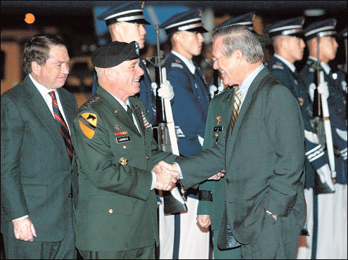 럼즈펠드 서울공항 도착한국군의 이라크 파병 문제 등을 논의하기 위해 16일 저녁 경기 성남시 서울공항을 통해 입국한 도널드 럼즈펠드 미국 국방장관(오른쪽). 공항에서 리언 러포트 한미연합사령관 겸 주한미군사령관(왼쪽에서 두 번째)의 영접을 받고 있다. 박성원기자 swpark@donga.com