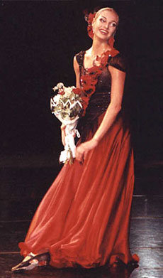 러시아 볼쇼이발레단에서 몸무게가 무겁다는 이유로 해고됐다가 최근 복직한 발레리나 아나스타샤 볼로취코바가 16일 복귀 무대에서 더욱 원숙해진 몸동작으로 찬사를 받았다. -모스크바=김기현특파원