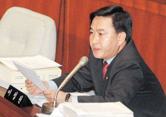 한나라당이 노무현 대통령 측근 비리 의혹에 대한 공세에 나섰다. 이성헌 의원은 17일 국회 예결특위에서 ‘최도술 전 대통령총무비서관의 900억원’ 수수설을 제기했다. -김경제기자