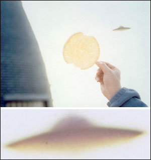 지난해 수원시 팔달산 정상에서 촬영된 UFO추정물체 사진(위), 비행물체를 확대한 사진(아래)