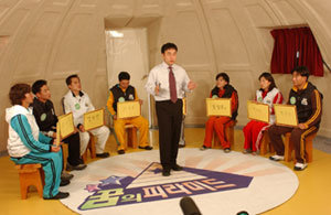 KBS2 ‘일요일은 101%’의 ‘꿈의 피라미드’ 코너에서 10명의 출연자들이 탈락자를 뽑는 공개 투표를 하고 있다. 가운데는 진행자 이혁재. 사진제공 KBS