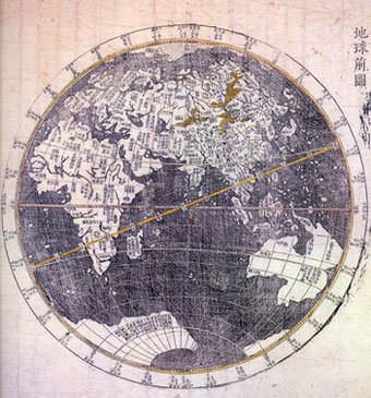 최한기가 1834년 제작한 ‘지구전후도’의 일부. 중국에서 1800년경 만들어진 최신의 양반구형 세계지도를 모사해 이를 김정호가 목판에 새겼다. 우리나라에서 가장 오래된 세계지도 목판본이다. -동아일보 자료사진