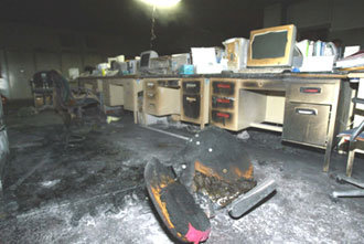핵 폐기장 유치를 반대하는 전북 부안군 주민들이 19일 시위 도중 던진 화염병으로 인해 불에 탄 부안예술회관 사무실의 처참한 모습. -부안=뉴시스