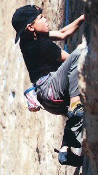 세계 최고수준이 아니면 엄두를 낼 수 없는 미국 캘리포니아 요세미티 계곡의 2개 바위산(합산 높이 1470m)을 24시간 이내에 오르겠다며 도전장을 낸 13세의 ‘스파이더맨’ 스콧 코리. -사진제공 USA투데이