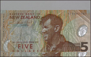 뉴질랜드 5달러 지폐의 주인공은 1953년 최초로 세계 최고봉 에베레스트(해발 8848m) 등정에 성공한 에드문드 힐러리경 오클랜드=전창기자 jeon@donga.com