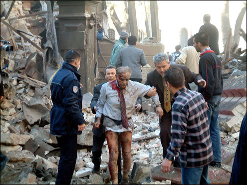 구사일생20일 폭탄테러로 쑥대밭이 된 터키 이스탄불의 영국영사관에서 한 부상자가 구사일생으로 살아나왔다. 영국영사관과 영국계 은행인 HSBC를 대상으로 한 테러로 적어도 27명이 숨진 것으로 잠정 집계됐다.[AP]