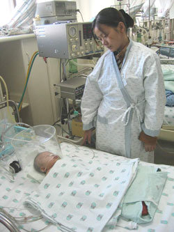 경기 분당 차병원 중환자실에서 생후 2개월 된 아들을 간호하고 있는 베트남인 엔티트앤씨. -사진제공 분당 차병원