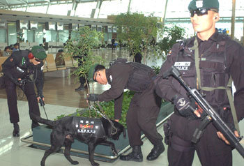 이라크와 터키 등에서 최근 자살폭탄테러가 잇따라 발생함에 따라 정부는 국내 공공시설과 인천국제공항 등의 경계를 강화했다. 경찰특공대가 23일 폭발물 탐지견과 전자탐지기를 동원해 인천국제공항 3층 출국장에서 폭발물 검색을 하고 있다. -연합