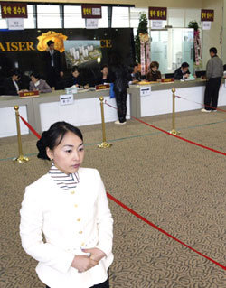 썰렁한 분양사무소정부의 각종 부동산 안정대책이 쏟아지면서 기존 아파트뿐만 아니라 분양시장도 얼어붙고 있다. 24일 인천 부평동에 있는 한 모델하우스 상담창구가 썰렁하다. 권주훈기자